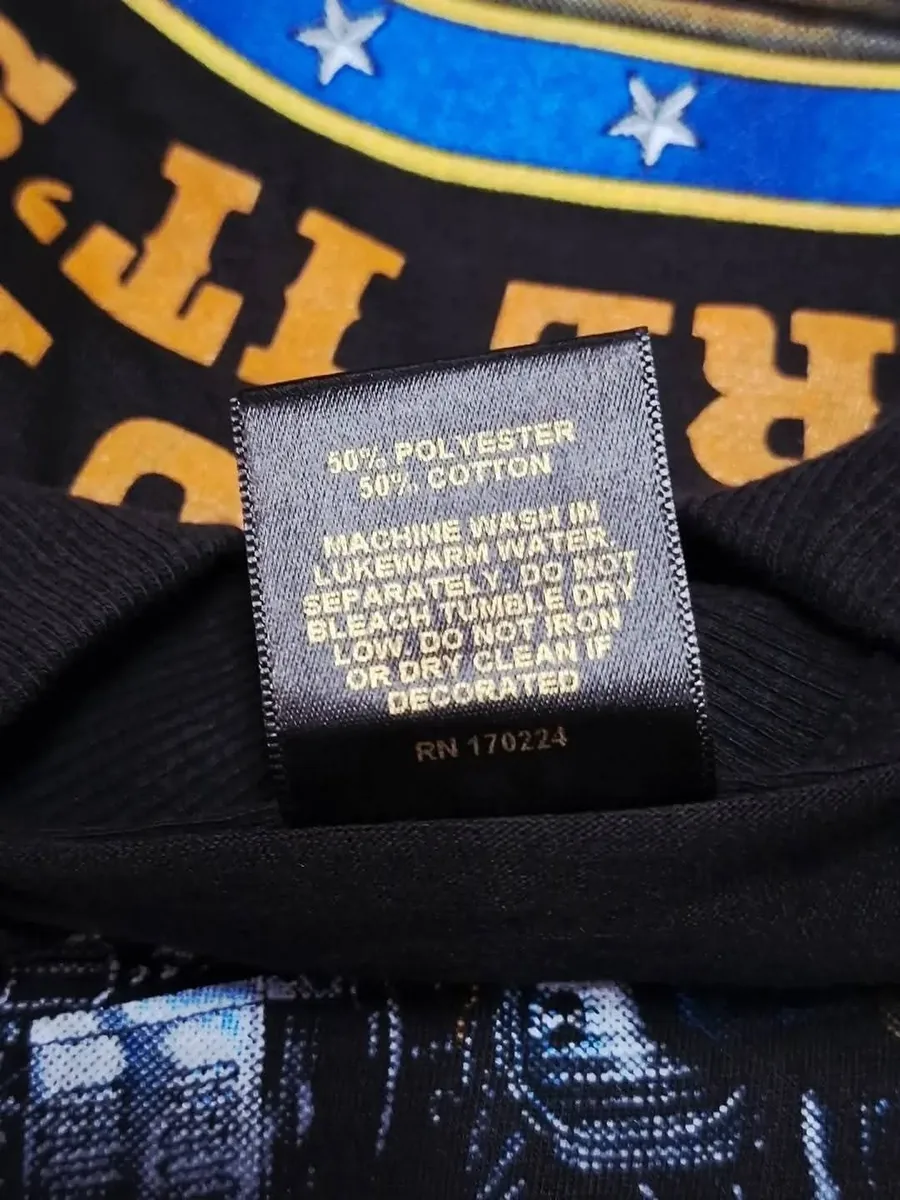 ป้ายดูแลผ้าบนเสื้อลายพิมพ์ — หลักฐานสินค้าลิขสิทธิ์แท้ 3D Graphics USA