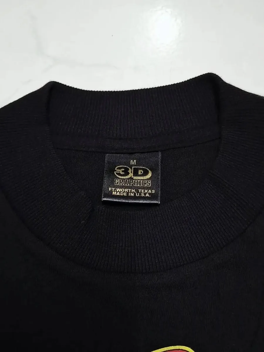ป้ายคอบนเสื้อจริง ไซซ์ M — หลักฐานสินค้าลิขสิทธิ์แท้ 3D Graphics USA